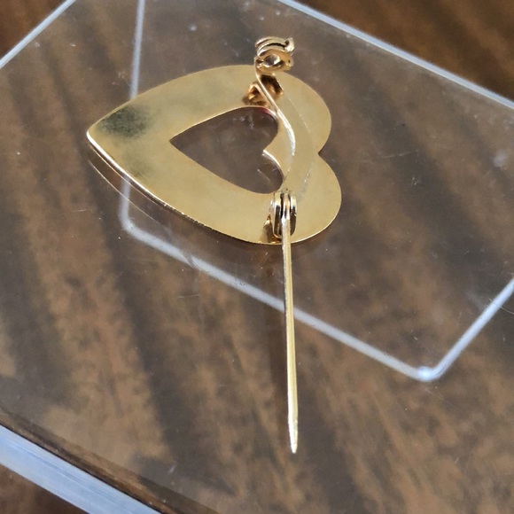 red and gold tone enamel heart pin brooch - Picture 6 of 8